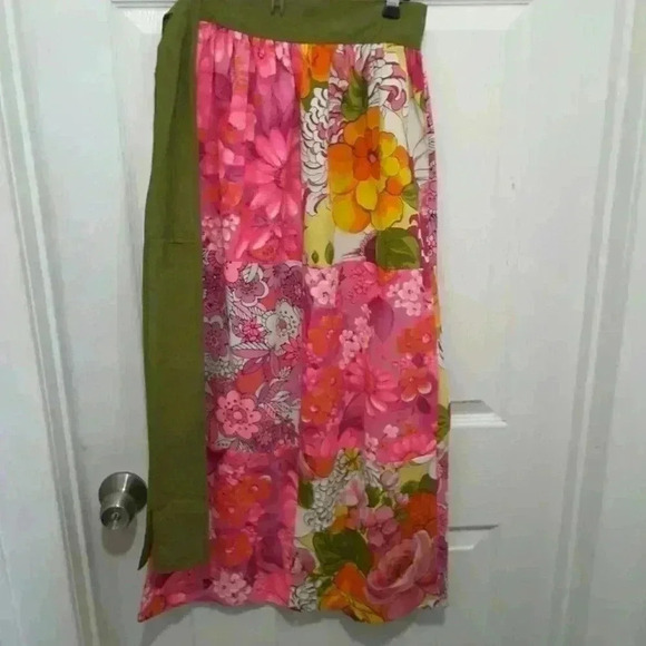 Beautiful Reversible Apron - Picture 1 of 7